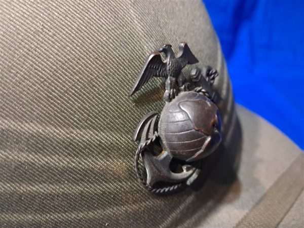 world-war-two-marine-corps-pith-helmet-mint-condition-with-strap-and-officers-eagle-globe-and-anchor-excellent