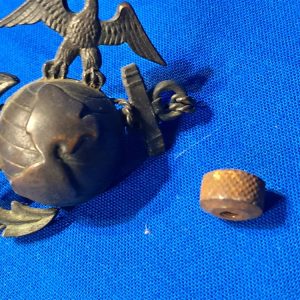 world-war-two-marine-corps-pith-helmet-mint-condition-with-strap-and-officers-eagle-globe-and-anchor-excellent