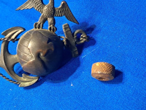 world-war-two-marine-corps-pith-helmet-mint-condition-with-strap-and-officers-eagle-globe-and-anchor-excellent