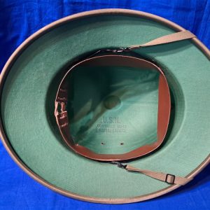 world-war-two-marine-corps-pith-helmet-mint-condition-with-strap-and-officers-eagle-globe-and-anchor-excellent
