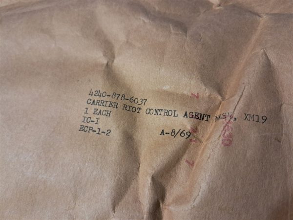 vietnam-war-gas-riot-mask-carrier-for-th-tunel-rats-in-the-field-in-combat-unissued-in-sealed-1969-dated-package