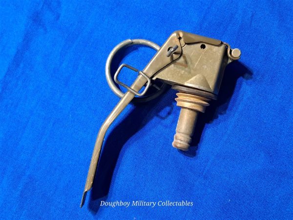 vietnam-war-era-1972-dated-67-type-hand-grenade-inert-totally-m213-fuze-no-markings-fag-body-repainted-years-ago-scarce