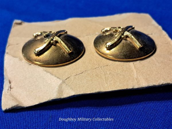 post-world-war-two-collar-disk-set-for-military-police-on-maker-card