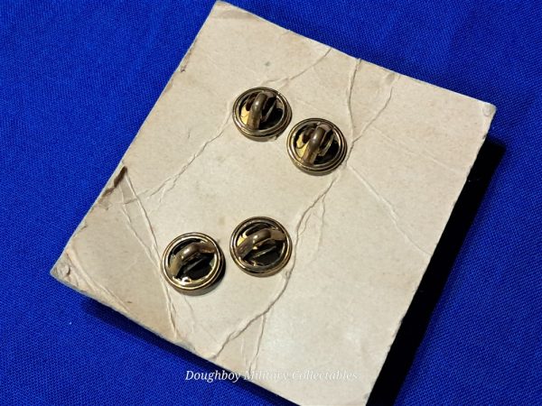 post-world-war-two-collar-disk-set-for-military-police-on-maker-card