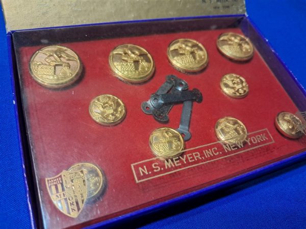 vietnam-war-era-original-set-of-buttons-for-engineer-officer-with-strap-holders-price-tag-dated-1968